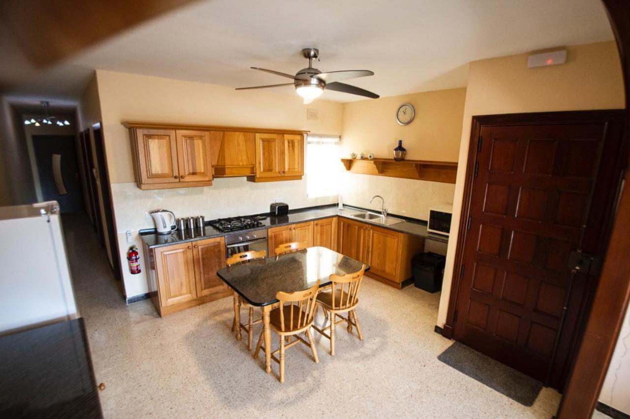 Apartment 5 Mins Away From The Beach. Bahía de San Pablo Exterior foto